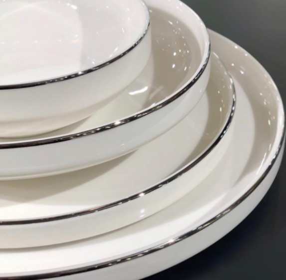 Service de table en porcelaine 25 pièces blanc et argenté