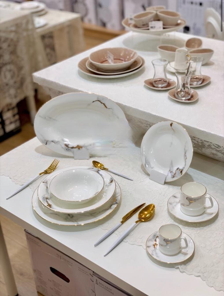 Service de table en porcelaine fine 25 pièces effet marbré