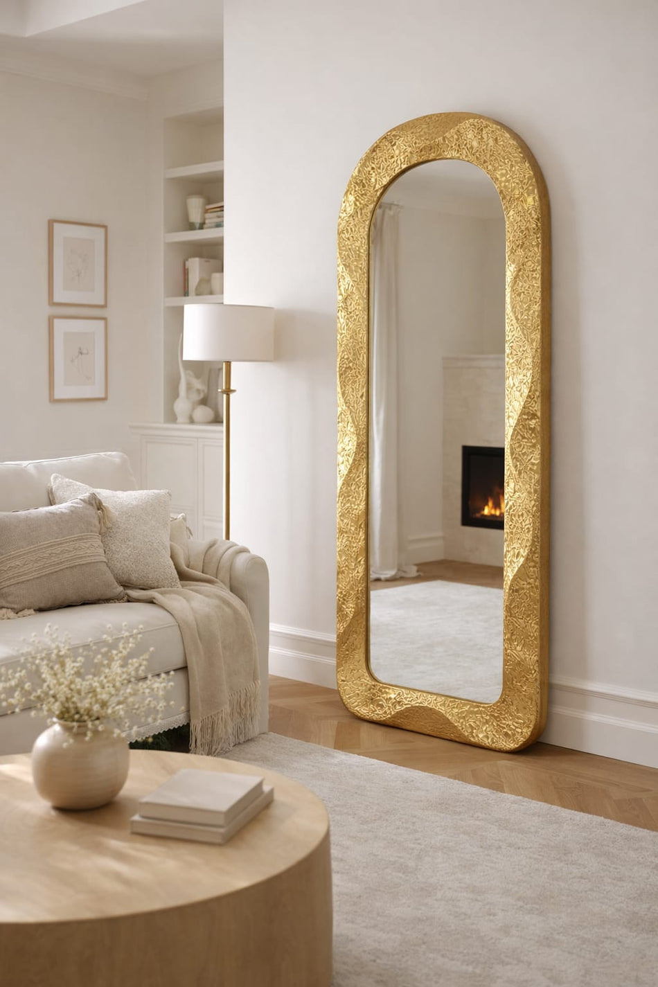 Miroir sur pied design à cadre doré texturé