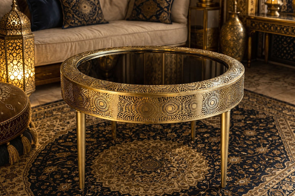 Table basse élégante en style oriental — métal doré et plateau en verre