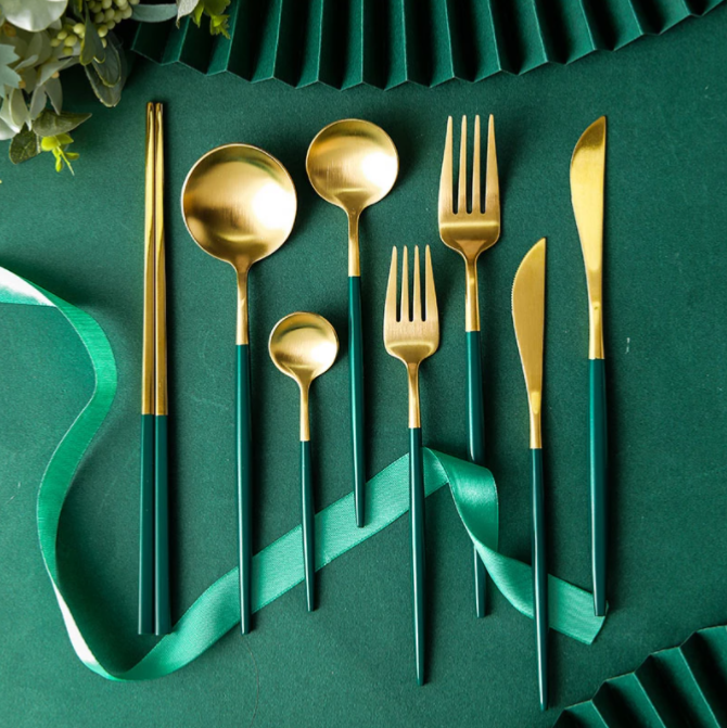 Ménagère / Couvert de table 24 pièces dorée et vert